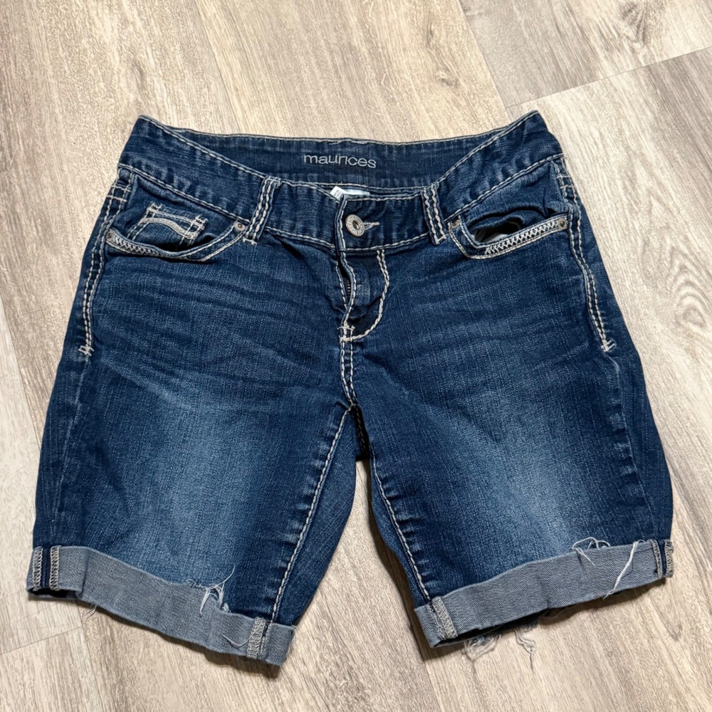 Maurices Womens Dark Wash Embroidered Back Pocket Denim Bermuda Shorts Size 1/2